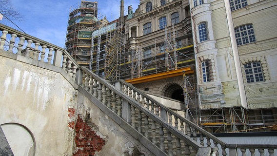 Unterhalb einer Treppe am Schloss Güstrow sind Schäden zu sehen. © NDR Foto: Axel Seitz