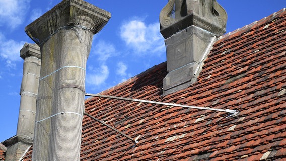 Auf dem Dach des Schlosses Güstrow wurden Schornsteine gesichert. © NDR Foto: Axel Seitz