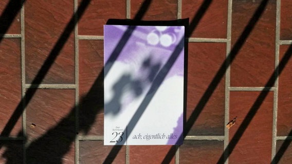 Das Literaturmagazin "Der Schnipsel" auf einem roten Terrassenboden. © Der Schnipsel 