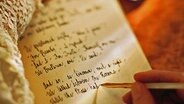 Gedicht wird mit der Hand geschrieben (Symbolbild) © dpa-Bildfunk 