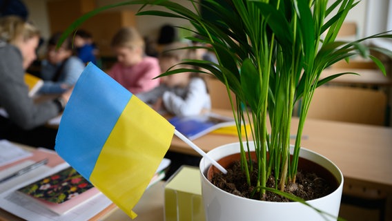 Grundschüler aus der Ukraine sitzen in der für ukrainische Kinder eröffneten Schule in einem Klassenzimmer. © picture alliance/dpa | Robert Michael 