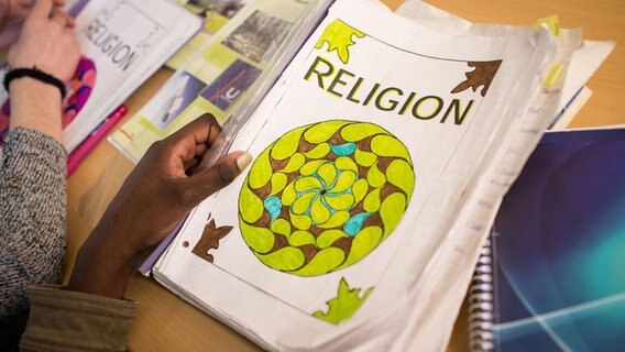 Eine Religionsmappe in Großaufnahme © Körber-Stiftung/Maria Feck 