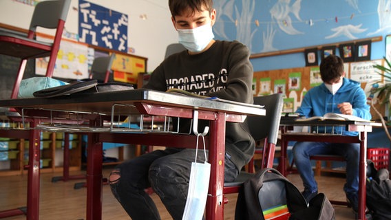 Schüler mit Maske während des Unterrichts © picture alliance / Eibner-Pressefoto | Fleig 