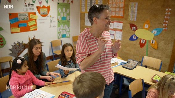Ursula Köhler in ihrer Klasse. © NDR 