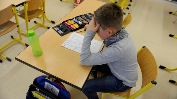 Ein Schüler sitzt im Klassenraum am Schreibtisch © picture alliance / SvenSimon | Frank Hoermann Foto: Frank Hoermann/SVEN SIMON