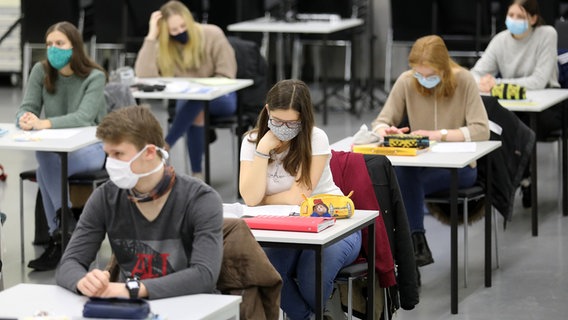 Schülerinnen und Schüler sitzen mit Masken und Abstand an Einzeltischen. © picture alliance/dpa/dpa-Zentralbild Foto: Bernd Wüstneck