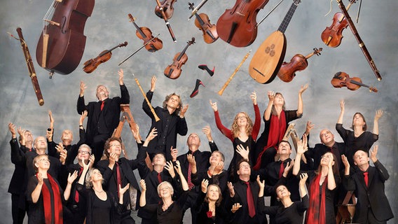 In dieser Fotomontage sieht es so aus, als würden die Musikerinnen und Musiker der Akademie für Alte Musik Berlin all ihre Musikinstrumente gleichzeitig in die Luft werfen. © BR/Uwe Arens Foto: Uwe Arens