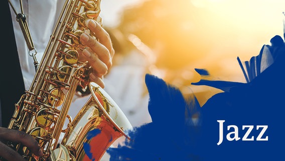 Das "Jazz"-Logo des ARD Radiofestivals 2021 zeigt ein Saxofon und eine blau gefärbte Großaufnahme einer Blüte. Davor steht der Titel der Sendereihe "Jazz". © ARD 