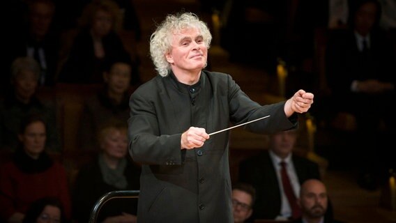 Der Dirigent der Berliner Philharmoniker Simon Rattle. © rbb/Stephan Rabold Foto: Stephan Rabold