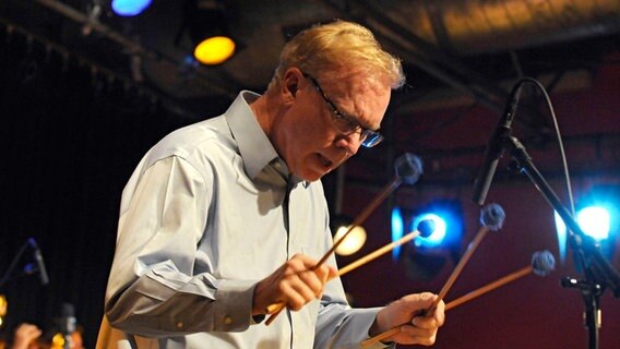 Der Jazz-Vibraphonist Gary Burton bei einem Konzert. © rbb/WDR/Ines Kaiser Foto: Ines Kaiser