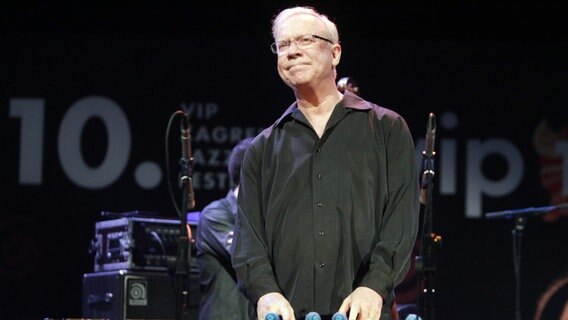 Der Jazz Vibrafonist Gary Burton lächelt bei einem Konzert ins Publikum. © picture alliance / PIXSELL Foto: Goran Jakus