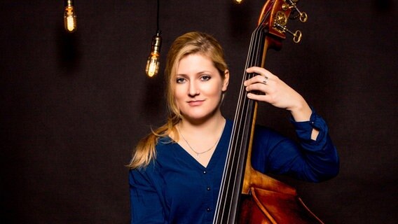 Die Kontrabassistin Lisa Wulff im Portrait mit ihrem Instrument. © NDR/Bernd Hellwage Foto: Bernd Hellwage