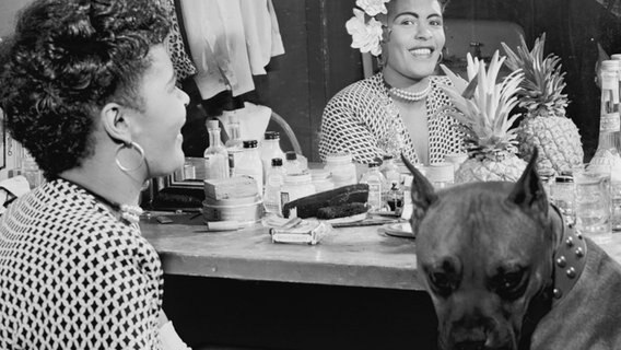 Jazzsängerin Billie Holiday mit ihrem Hund © akg-images Foto: akg-images