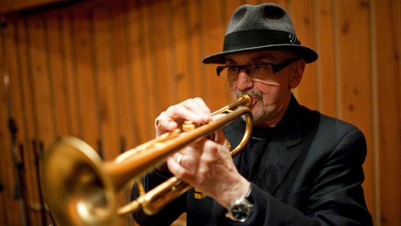 Tomasz Stanko spielt Trompete. © ECM Records Foto: John Rogers