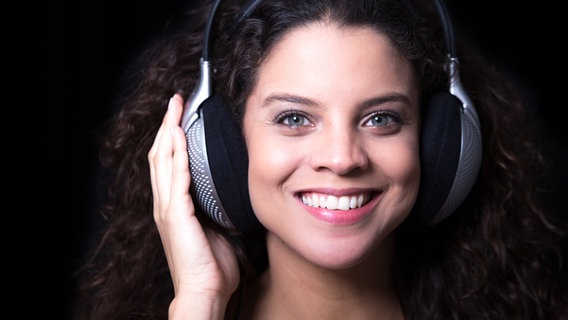 Frau hört über Kopfhörer Musik © Photocase Foto: David Dieschburg