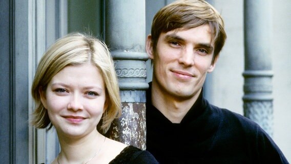 Der Pianist Cédric Tiberghien und die Geigerin Alina Ibragimova posieren für ein Porträt als Duo. © Sussie Ahlburg Foto: Sussie Ahlburg