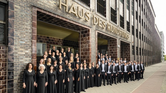 Der Rundfunkchor Berlin vor dem Haus des Rundfunks © Rundfunkchor Berlin Foto: Peter Adamik