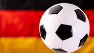 Fußball vor deutscher Nationalflagge © picture alliance / CHROMORANGE | Michael Bihlmayer 