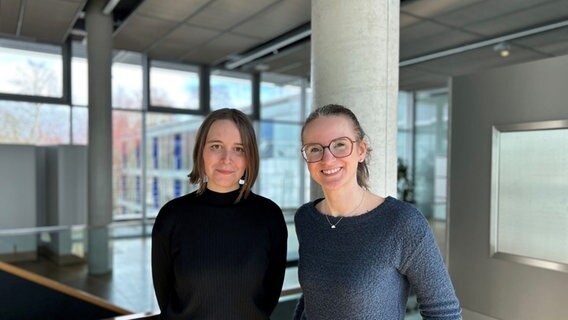 Mona Harry und Juliane Bergmann © NDR Foto: NDR