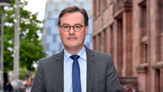 Ein Mann mit kurzen dunklen Haaren und Brille blickt in die Kamera © Universität Freiburg 