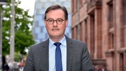 Ein Mann mit kurzen dunklen Haaren und Brille blickt in die Kamera © Universität Freiburg 