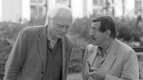 Martin Walser (l) und Günter Grass unterhalten sich am Mittwoch (15.09.1999) in Hamburg vor dem Funkhaus des Norddeutschen Rundfunks. © picture-alliance / dpa | Rolf_Rick 