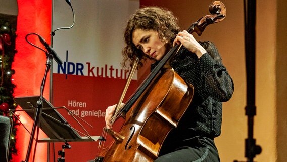 Anastasia Kobekina während des Konzerts im Rahmen der Festspiele Mecklenburg-Vorpommern 2022 © NDR Foto: Christiane Irrgang