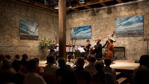 Die Camerata Freden während eines Konzerts 2018 in der Zehntscheune in Freden. © Helge Krückeberg Foto: Helge Krückeberg