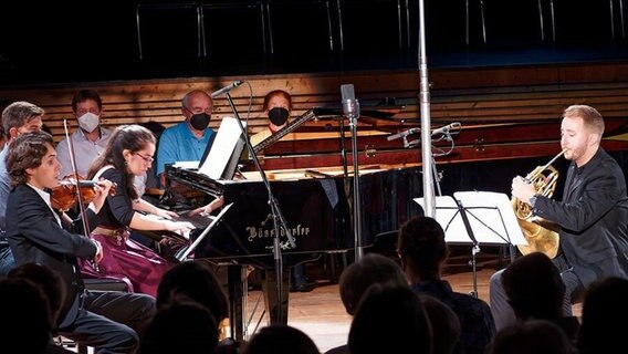 Javier Comesaña Barrera, Violine; Laura Mota Pello, Klavier; Norberto López García, Horn Javier Comesaña Barrera, Violine; Laura Mota Pello, Klavier; Norberto López García, Horn © Sommerliche Musiktage Hitzacker Foto: Kay-Christian Heine