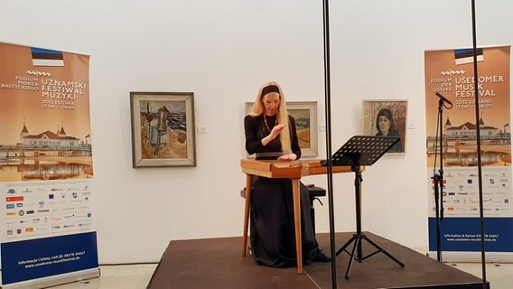 Kristi Mühling spielt das estländische Folkloreinstrument Kannel © NDR Foto: Lenore Lötsch