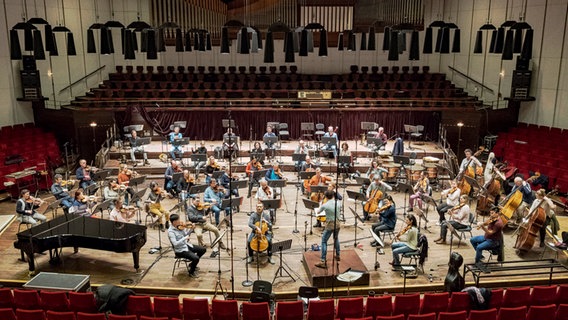 Das Philharmonische Orchester Kiel bei einer Konzertaufzeichnung ohne Publikum am 12.+13.03.2021. © NDR Foto: Christiane Irrgang