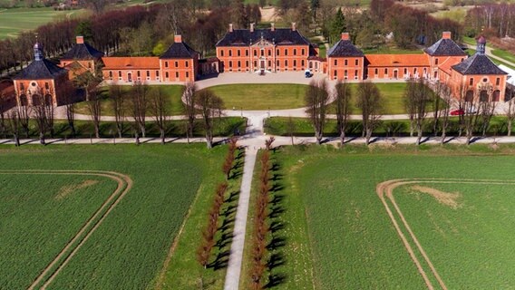 Schloss Bothmer in Klütz (Mecklenburg-Vorpommern) hinter der Festonallee zu sehen. © picture alliance / dpa-Zentralbild Foto:  Jens Büttner