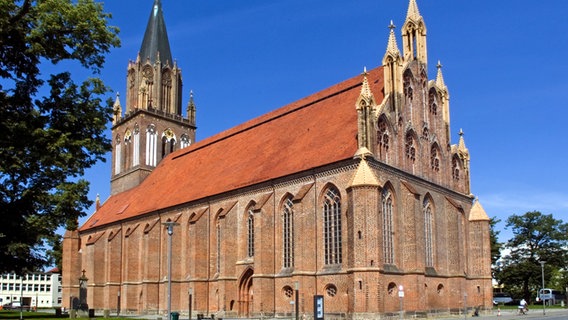 Blick auf die Konzertkirche St. Marienkirche in Neubrandenburg © dpa - Report Foto: Hans Wiedl