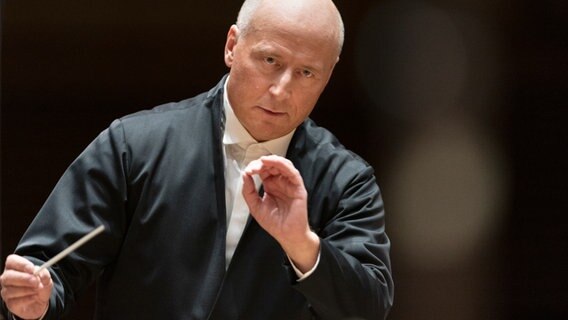 Nahaufnahme des dirigierenden Paavo Järvi. © picture alliance/KEYSTONE Foto: Gaetan Bally