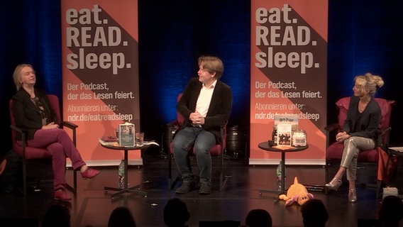 Jan und Katharina von eat.READ.sleep. sitzen mit Elke Heidenreich in Göttingen auf der Bühne. © NDR 