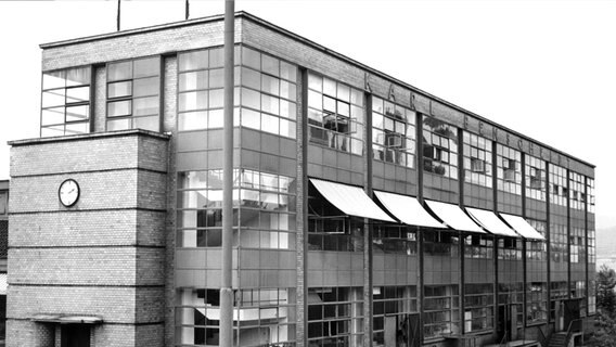 Die 1911 von Walter Gropius für den Besitzer Karl Benscheidt entworfene Schuhleistenfabrik Fagus in Alfeld an der Leine. © dpa Foto: Hans Heckmann