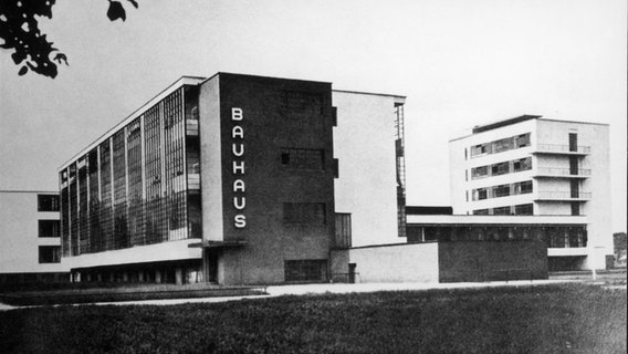 Bauhausgebäude in Dessau, 1930. © picture alliance/Mary Evans Picture Library 