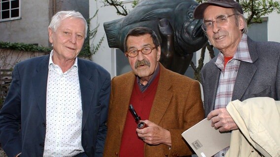 Die Schriftsteller Hans Magnus Enzensberger (l.), Günter Grass (M.) und Peter Rühmkorf trafen sich erstmals seit 38 Jahren zu einer gemeinsamen Lesung. © Picture-Alliance 