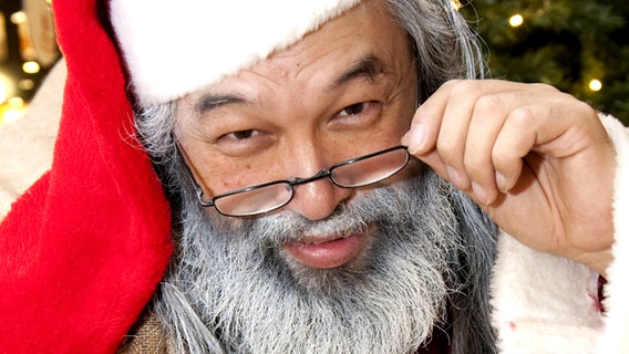 Hu-Ping Chen als Weihnachtsmann. © picture-alliance Foto: Robert Schlesinger