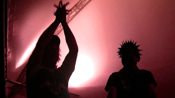 Die Silhouetten von zwei Männern mit Punk-Frisuren. © photocase / dillfrau Foto: dillfrau