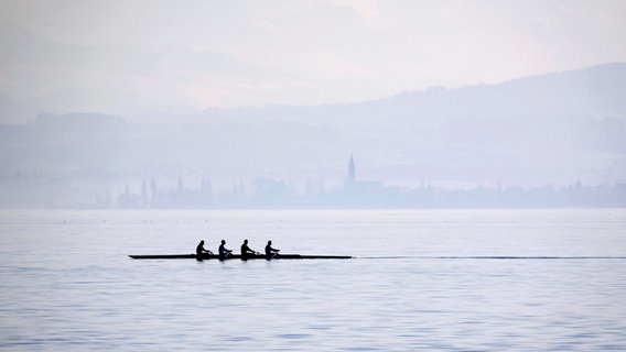 Ein Vierer-Kanu auf einem See am Morgen. © photocase / saintelmo Foto: saintelmo