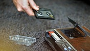 Eine Kassette wird in einen Rekorder eingelegt. © Photocase Addicts GmbH, all rights reserved. Foto: complize
