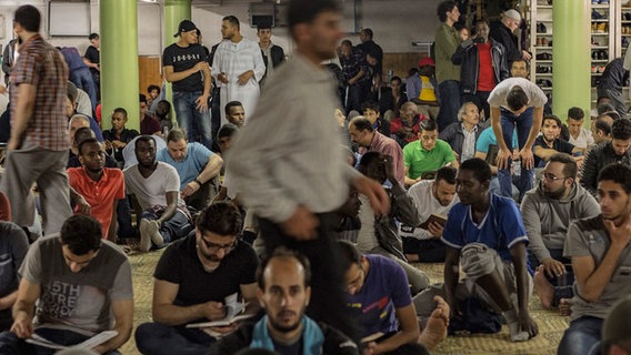 Im Gebetsraum der Al Nour Gemeinde in Hamburg sind viele muslimische Männer zu sehen. © Özgür Uludağ Foto: Özgür Uludağ