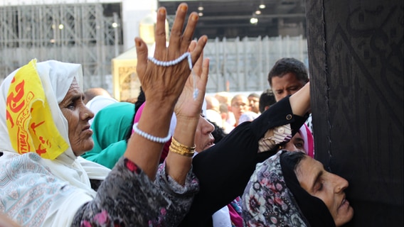 Frauen beten in Mekka. Frauen beten in Mekka. © Hamida Behr