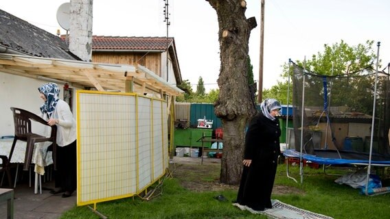 Musliminnen im Schrebergarten © Emine Akbaba Foto: Emine Akbaba