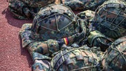 Helme und Uniformen der Bundeswehr liegen auf dem Boden. © picture alliance / dpa / Friso Gentsch Foto: Friso Gentsch
