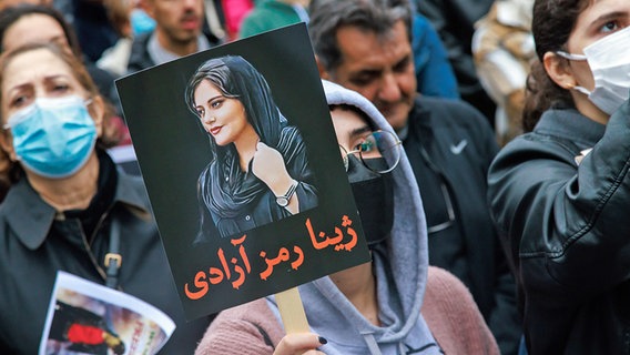 Menschen demonstrieren nach dem Tod der jungen Iranerin Mahsa Amini © picture alliance / NurPhoto | Bryan Olin Dozier Foto: Bryan Olin Dozier