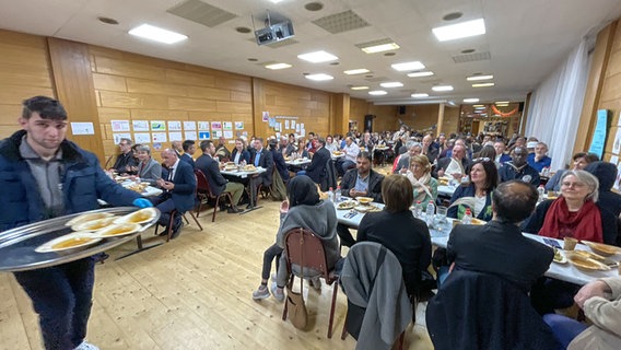Musliminnen, Christen und Jüdinnen beim gemeinsamen Fastenbrechen in einem großen Saal Musliminnen, Christen und Jüdinnen beim gemeinsamen Fastenbrechen in einem großen Saal © Michael Brandt Foto: Michael Brandt