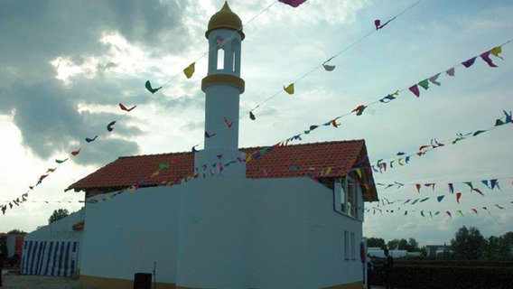 Eine Aussenansicht der mit Girlanden geschmückten Bait-ul-Karim-Moschee in Stade. © Ahmadiyya Muslim Jamaat Deutschland KdöR 