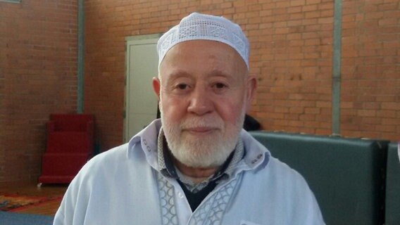 Der Schweriner Imam Mohamed Dib Khanji in der Turnhalle, die als Gebetshaus dient. © NDR 